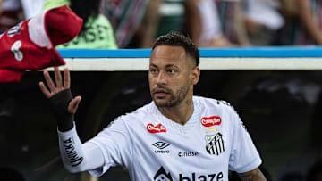 Neymar está de volta ao Santos após 36 dias 