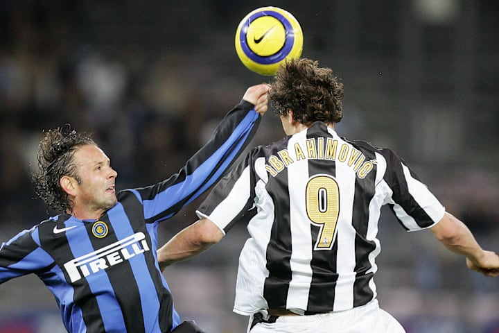 Juventus' forward Zlatan Ibrahimovic vie