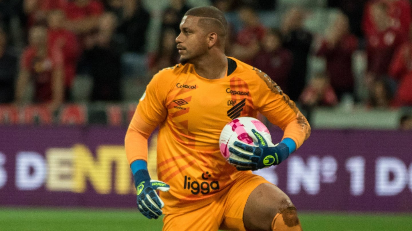 Cruzeiro oficializa contratação do goleiro Anderson, o 11º reforço para