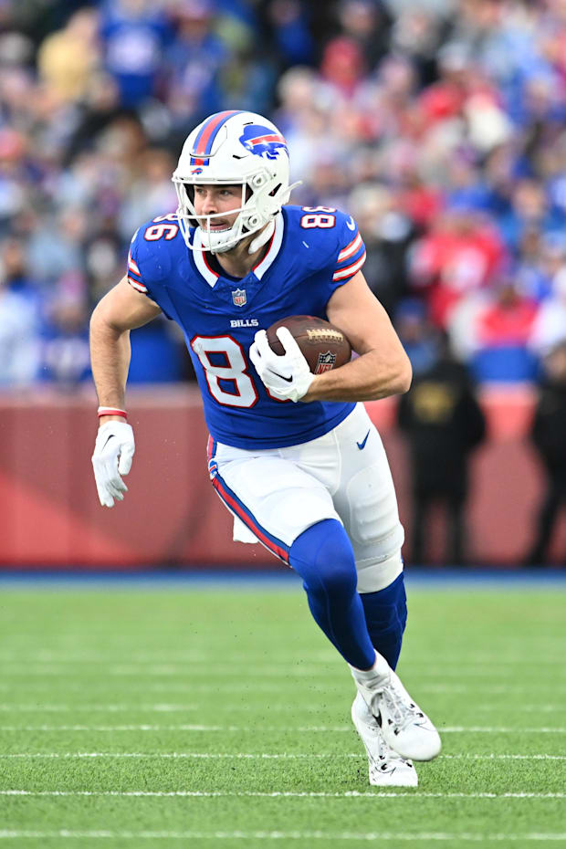 Buffalo Bills tight end Dalton Kincaid carries the ball after making a catch in the third quarter against the New York Jets