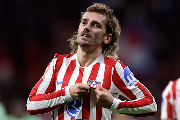 Antoine Griezmann besando el escudo.