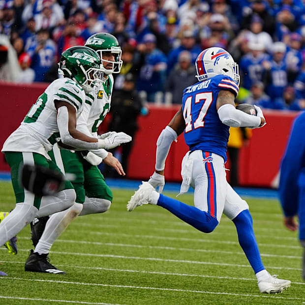 Christian Benford (47) INT retur