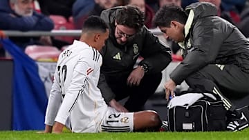 Trent Alexander-Arnold verletzt am Boden Trent Alexander-Arnold verletzt am Boden