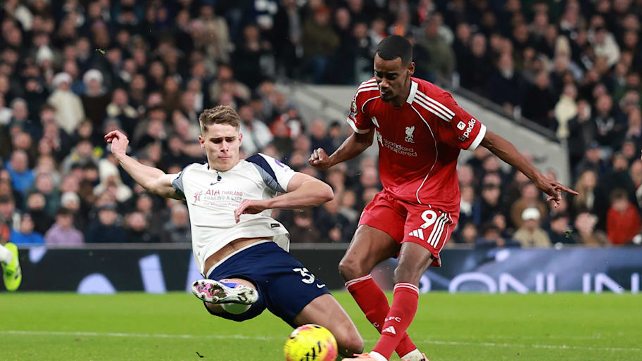 Micky van de Ven attempts to block Alexander Isak’s shot.