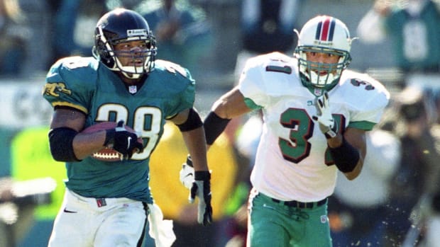 Jacksonville Jaguars running back Fred Taylor (28) breaks free on a 90-yard touchdown run on Jan. 15, 2000