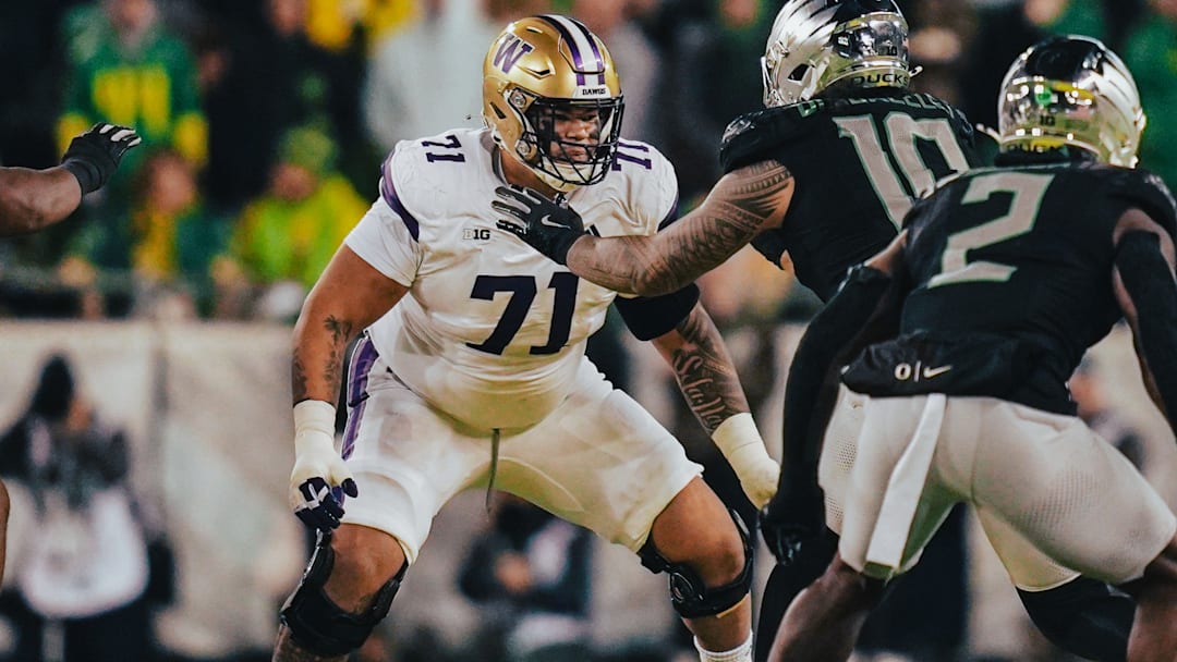 Kahlee Tafai pass protects in the Huskies' 49-21 loss at Oregon.