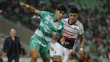 Diego Medina de Santos Laguna y Víctor Guzmán de Chivas durante el Torneo Apertura 2023.