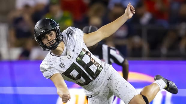 Oregon Ducks kicker Andrew Boyle (98) against the Arizona Wildcats at Arizona Stadium.