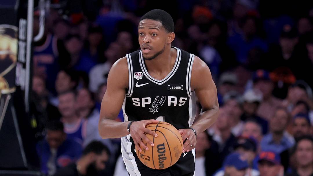 Jun 10, 2026; New York, New York, USA; San Antonio Spurs guard De'aaron Fox (4) controls the ball against the New York Knicks during the fourth quarter of game four of the 2026 NBA Finals at Madison Square Garden. Mandatory Credit: Brad Penner-Imagn Images Jun 10, 2026; New York, New York, USA; San Antonio Spurs guard De'aaron Fox (4) controls the ball against the New York Knicks during the fourth quarter of game four of the 2026 NBA Finals at Madison Square Garden. Mandatory Credit: Brad Penner-Imagn Images