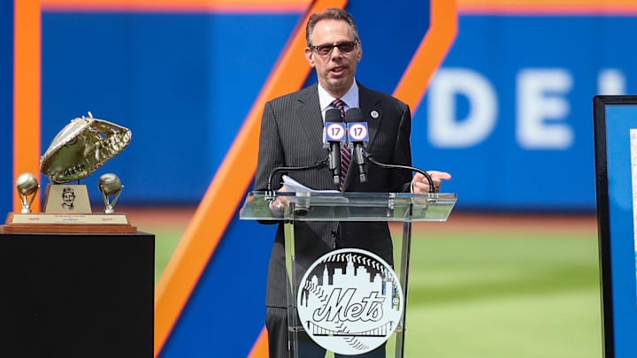 Jul 9, 2022; New York City, New York, USA;  Current Mets radio broadcaster Howie Rose serves at the master of ceremonies at the ceremony to retire Keith Hernandez   s jersey at Citi Field. Mandatory Credit: Wendell Cruz-Imagn Images