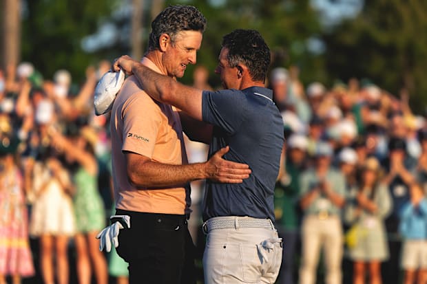 Justin Rose (à esquerda) parabeniza Rory McIlroy após o buraco do playoff.