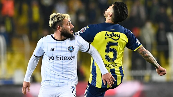 Jose Sosa ile Matias Vargas arasındaki ikili mücadele