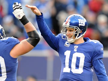 58074 Bergen, East Rutherford 11/22/2009 GIANTS STADIUM Giants Eli Manning gets a high five from Shaun O'Hara after a second half Madison Hedgecock touchdown during Sunday's defeat of the Atlanta Falcons 34-31 at Giants Stadium. TYSON TRISH/STAFF PHOTOGRAPHER