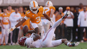 Alabama Crimson Tide wide receiver Ryan Williams (2) is unable to make a catch while against Tennessee Volunteers defensive back Jermod McCoy (3) 