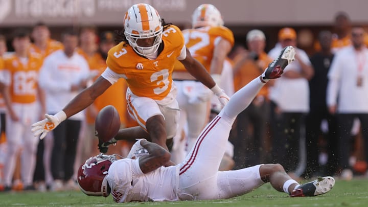 Alabama Crimson Tide wide receiver Ryan Williams (2) is unable to make a catch while against Tennessee Volunteers defensive back Jermod McCoy (3) 