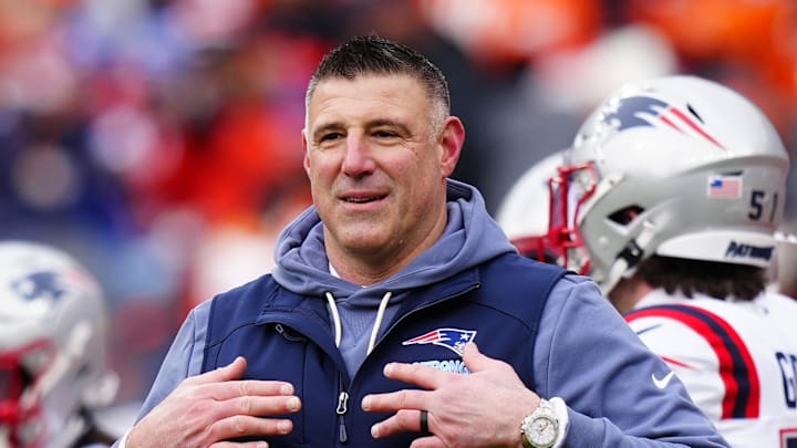 New England Patriots head coach Mike Vrabel smiles