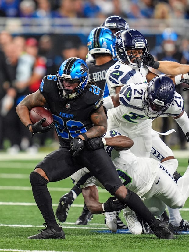 Detroit Lions running back Jahmyr Gibbs (26) runs in for yards in the 2nd half.