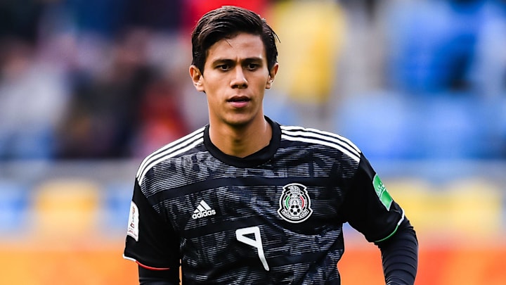 José Juan Macías has reportedly decided to retire after missing most of the last three years through injuries. José Juan Macías has reportedly decided to retire after missing most of the last three years through injuries.
