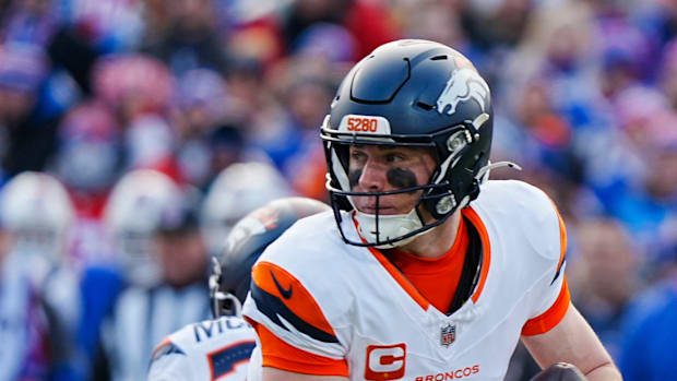 Denver Broncos quarterback Bo Nix (10) turns to look for an open receiver during the first half of the Buffalo Bills wild car