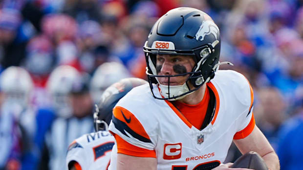 Denver Broncos quarterback Bo Nix (10) turns to look for an open receiver during the first half of the Buffalo Bills wild car