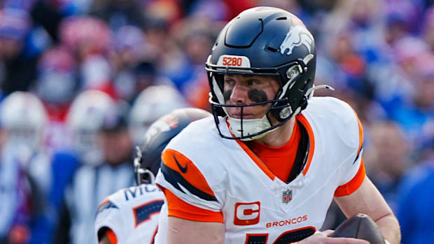 Denver Broncos quarterback Bo Nix (10) turns to look for an open receiver during the first half against the Buffalo Bills