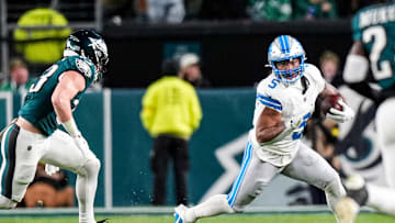 Detroit Lions running back David Montgomery (5) runs against Philadelphia Eagles during the first half at Lincoln Financial Field in Philadelphia on Sunday, November 16, 2025.