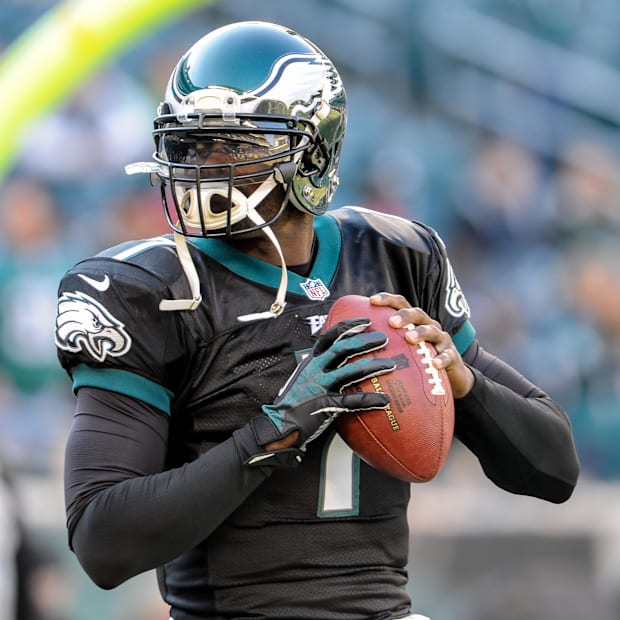 hiladelphia Eagles quarterback Michael Vick (7) warms up 
