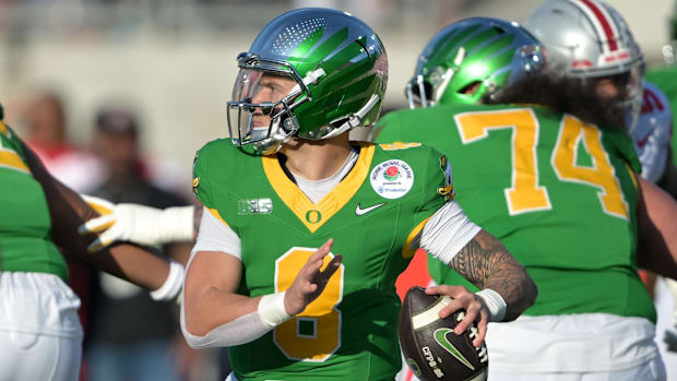 Oregon Ducks quarterback Dillon Gabriel