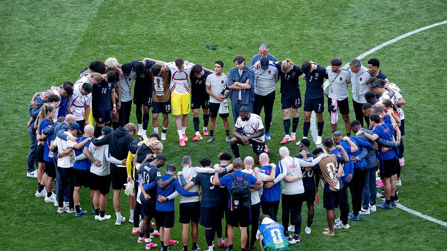 usmnt in huddle