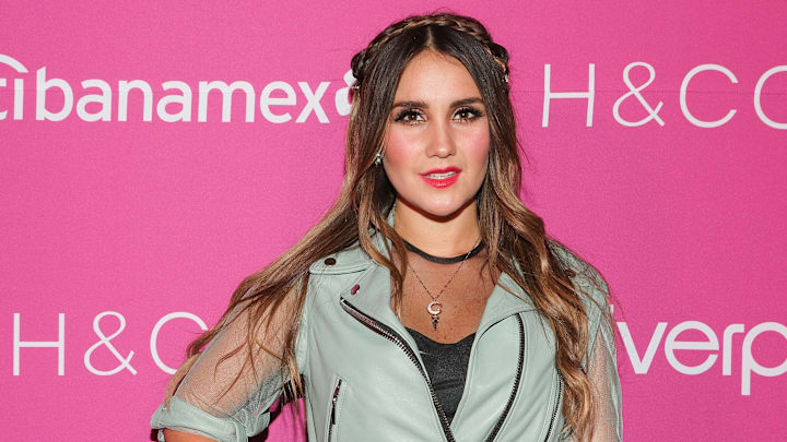 Dulce María formó parte de la telenovela Rebelde, que la lanzó a la fama internacional Dulce María formó parte de la telenovela Rebelde, que la lanzó a la fama internacional