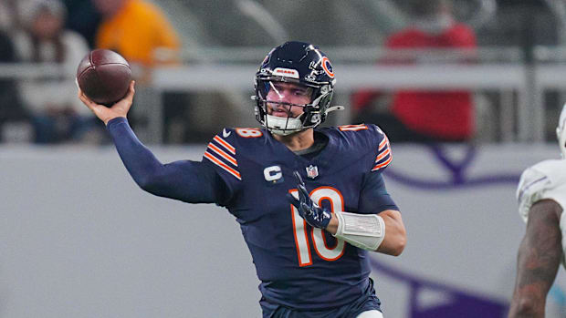 Chicago Bears quarterback Caleb Williams (18) passes against the Minnesota Vikings