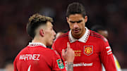 Lisandro Martinez y Raphael Varane