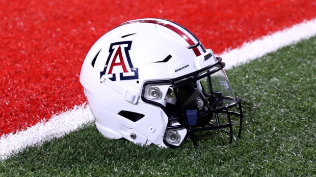 Arizona Wildcats quarterback Jayden de Laura (7) helmet on the field. Credit: Zac BonDurant-USA TODAY Sports