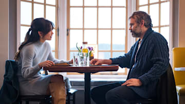 MURDER IN A SMALL TOWN: L-R: Kristin Kreuk and Rossif Sutherland in the series premiere of MURDER IN A SMALL TOWN airing Tuesday, Sept. 24 (8:00-9:30 PM ET/PT) on FOX. ©2024 Fox Media LLC. CR: Kailey Schwerman/ FOX.