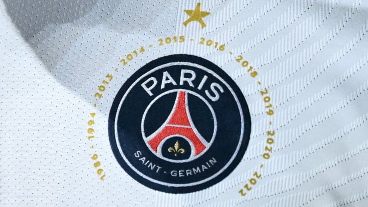 El escudo del PSG contiene a la Torre Eiffel y la Flor de Lis.