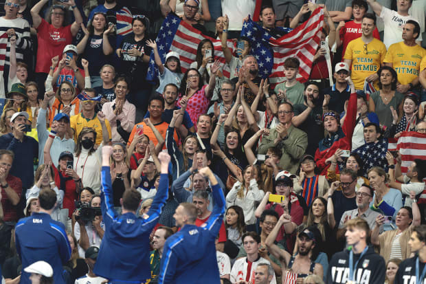 Men's relay crowd