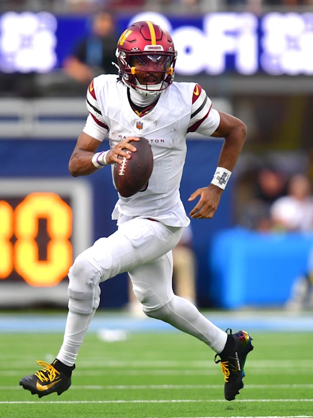 Washington Commanders quarterback Jayden Daniels (5)