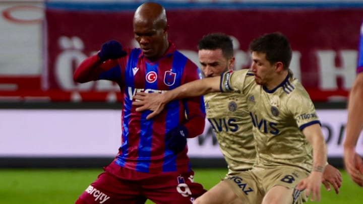 Anthony Nwakaeme ile Mert Hakan Yandaş arasındaki ikili mücadele Anthony Nwakaeme ile Mert Hakan Yandaş arasındaki ikili mücadele