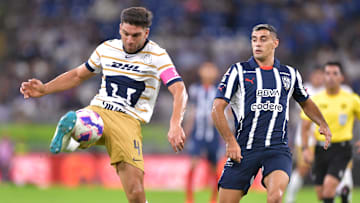 El capitán de Pumas, el argentino Lisandro Magallán, y el argentino Germán Berterame de Rayados durante la fase regular del A2024