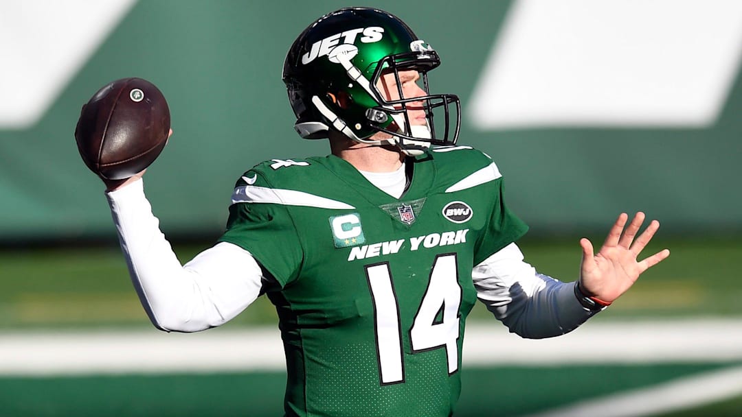 New York Jets quarterback Sam Darnold attempts a throw.