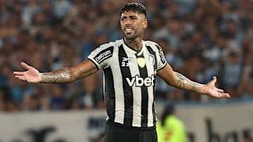 Alexander Barboza é uma das referências de liderança no elenco do Botafogo