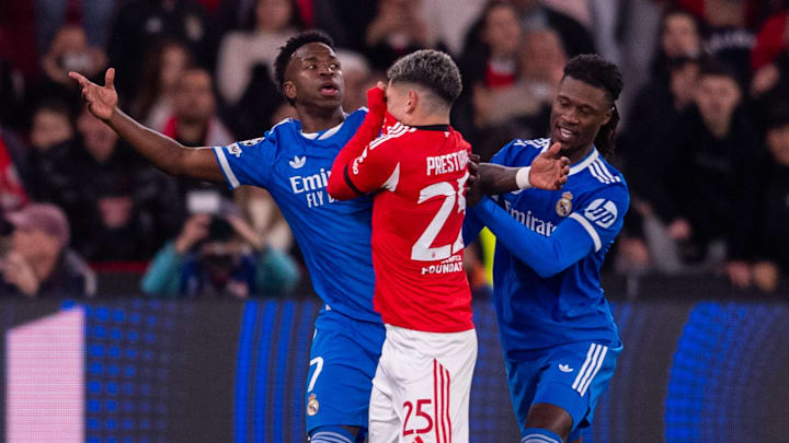 Den Mund gut verdeckt: Gianluca Prestianni äußerte wohl unschöne Worte gegenüber Vinicius Junior