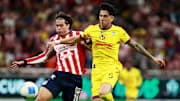 Cade Cowell de Chivas y Kevin Álvarez del América compiten por el esférico en los octavos de Ida