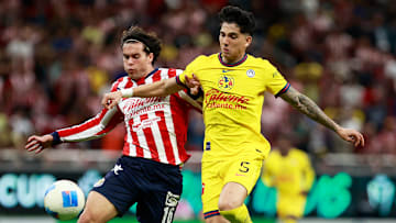 Cade Cowell de Chivas y Kevin Álvarez del América compiten por el esférico en los octavos de Ida