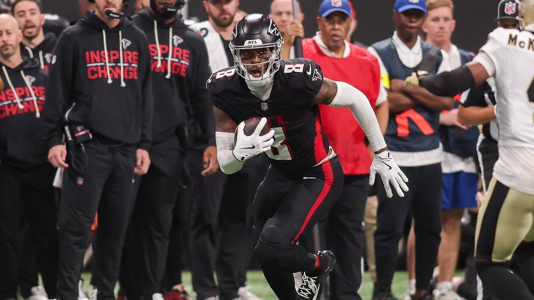 Jan 4, 2026; Atlanta, Georgia, USA; Atlanta Falcons tight end Kyle Pitts Sr. (8) runs after a catch against the New Orleans Saints in the fourth quarter at Mercedes-Benz Stadium. Mandatory Credit: Brett Davis-Imagn Images
