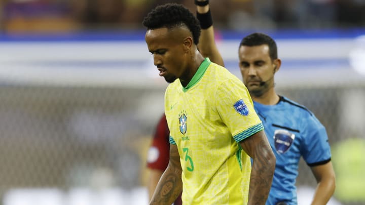 El defensa brasileño Éder Militao fue de los pocos que recibió cartón amarillo en el Brasil vs Costa Rica