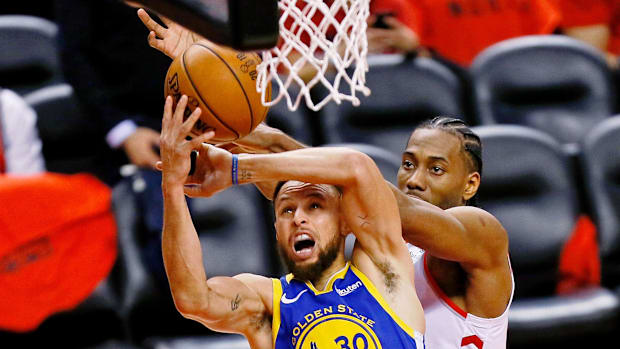 Warriors guard Stephen Curry, Raptors forward Kawhi Leonar