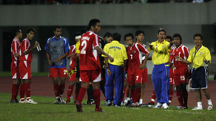 Thailand coach Chanvit Phalajivin (3R) g...