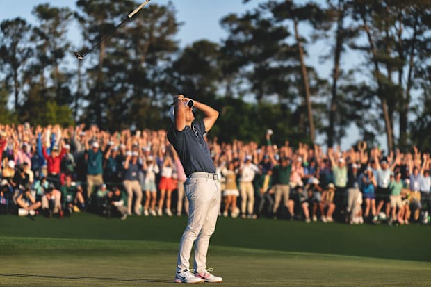 Rory McIlroy jogou seu taco no ar e segura a cabeça em descrença depois de vencer o Masters de 2025.