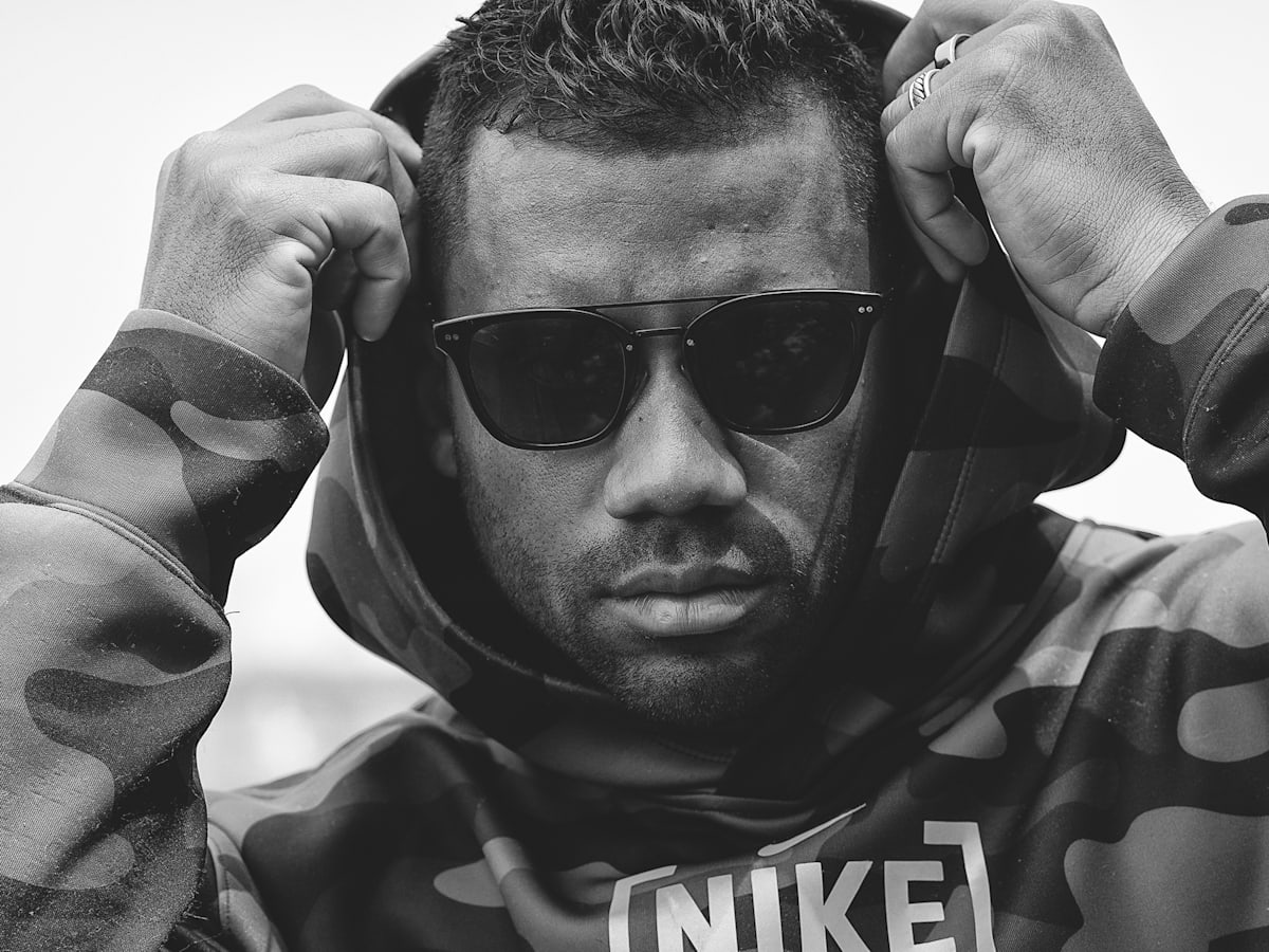 ラッセル・ウイルソン直筆サイン入り超大型写真…Russell Wilson… Russell Wilson in Photos: Sports Illustrated Digital Cover